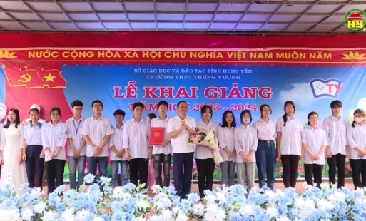 Phó Bí thư Tỉnh uỷ, Chủ tịch UBND tỉnh dự khai giảng năm học mới tại trường THPT Trưng Vương