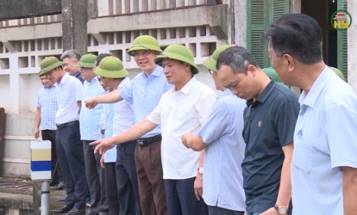 Đồng chí Chủ tịch UBND tỉnh Trần Quốc Văn kiểm tra công phòng, chống bão số 3
