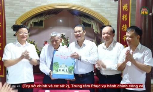 Tặng quà lão thành cách mạng qua các thời kỳ