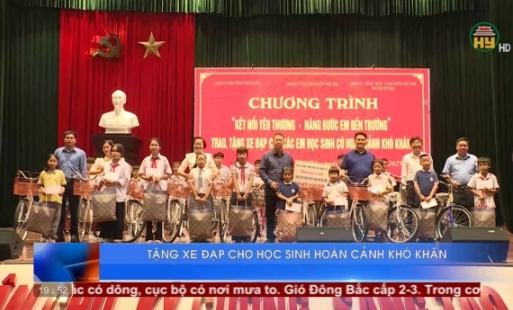 Tặng xe đạp cho học sinh hoàn cảnh khó khăn