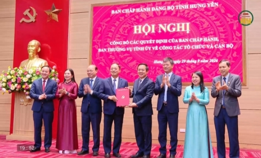 Công bố các quyết định về công tác tổ chức và cán bộ