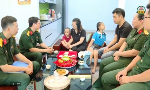 Động viên hỗ trợ gia đình Trung tá dũng cảm cứu người