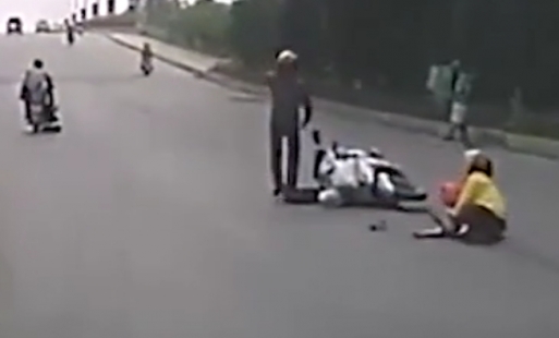 Hưng Yên: Bị cướp, người mẹ ôm chặt con trước khi ngã văng ra đường