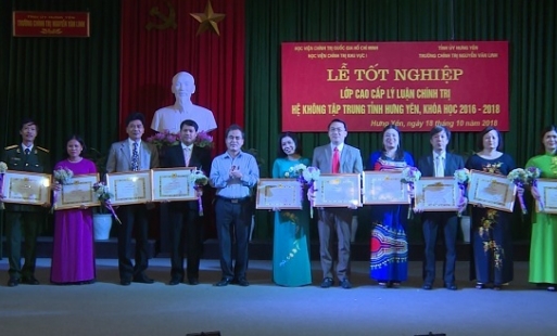 Bế giảng lớp cao cấp lý luận chính trị hệ không tập trung tại Hưng Yên