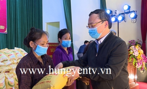 Bí thư Tỉnh ủy Đỗ Tiến Sỹ tặng gạo hỗ trợ hộ nghèo bị ảnh hưởng bởi dịch Covid - 19