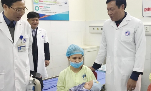 Thứ trưởng Bộ Y tế  Đỗ Xuân Tuyên kiểm tra công tác trực tết tại các bệnh viện ở Hưng Yên