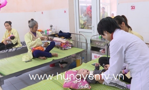 Thời tiết giao mùa nhiều trẻ em ở Hưng Yên bị viêm phổi nặng
