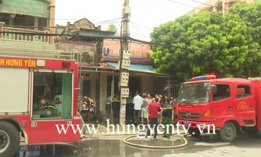 Cháy nhà nghi do chập hệ thống điện của xe tô tô ở thành phố Hưng Yên