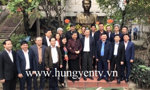 Phó Chủ tịch thường trực Quốc hội, Bộ trưởng Bộ Công an dâng hương tại Nhà tưởng niệm liệt sỹ Tô Hiệu