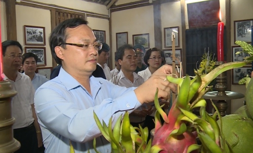 Lãnh đạo tỉnh Hưng Yên dâng hương, dâng hoa kỷ niệm 129 năm ngày sinh nhật Bác