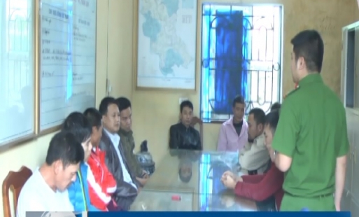 Bắt quả tang 11 con bạc đang sát phạt tại Phù Cừ, thu gần 60 triệu đồng