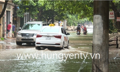 Mưa to gây ngập úng một số tuyến đường ở thành phố Hưng Yên