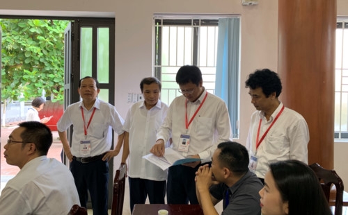 Thứ trưởng Lê Hải An động viên thí sinh trước khi vào phòng thi