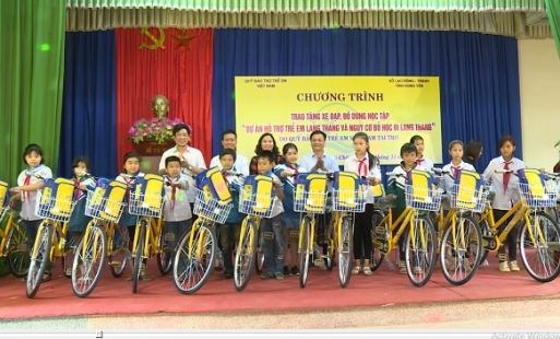 Quỹ Trẻ em Việt Nam tặng 145 xe đạp và 200 bộ đồ dùng học tập cho trẻ em Hưng Yên