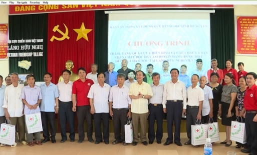 Lãnh đạo tỉnh Hưng Yên thăm, tặng quà nạn nhân da cam  tại làng Hữu Nghị Việt Nam 