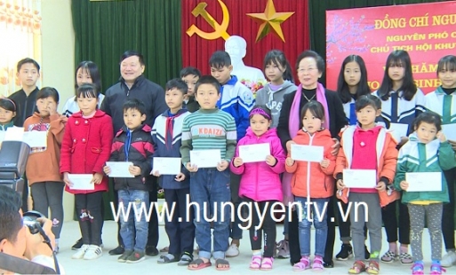 Nguyên Phó Chủ tịch nước Nguyễn Thị Doan trao học bổng cho học sinh vượt khó học giỏi tại Ân Thi