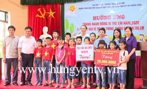 PBT Thường trực Tỉnh ủy Nguyễn Duy Hưng tặng quà trẻ em tại Khoái Châu, Kim Động