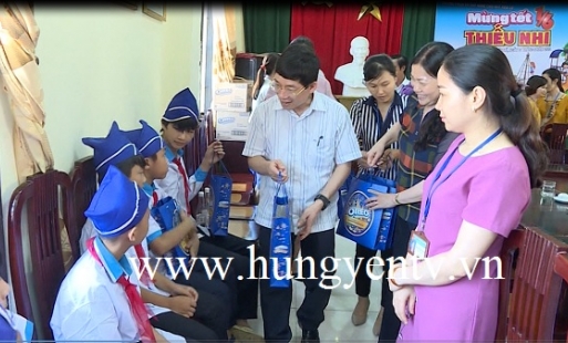 PBT Thường trực Tỉnh ủy Nguyễn Duy Hưng tặng quà trẻ em nhân ngày Quốc tế thiếu nhi 1/6