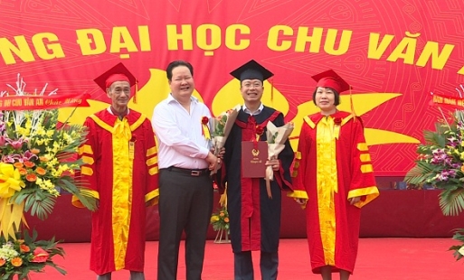 Trường Đại học Chu Văn An Hưng Yên trao bằng thạc sĩ cho 143 học viên