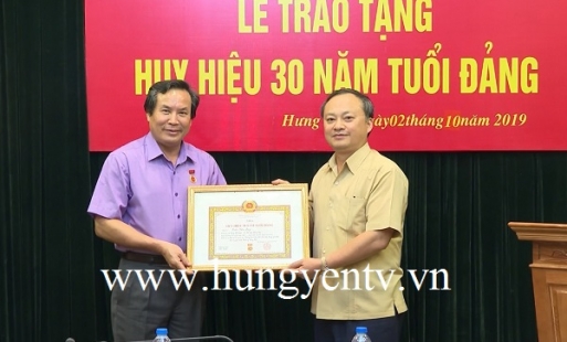 Trao Huy hiệu 30 năm tuổi Đảng cho Phó Trưởng đoàn Đại biểu Quốc hội tỉnh Hưng Yên