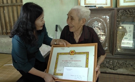 Trao huy hiệu 70 năm tuổi Đảng cho đảng viên huyện Khoái Châu