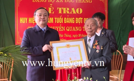 Trao huy hiệu 75 năm tuổi Đảng cho đảng viên ở Tiên Lữ