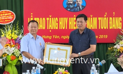 Phó Bí thư thường trực Tỉnh ủy trao huy hiệu Đảng tại Tổng Công ty CP Nhựa Hưng Yên và huyện Kim Động