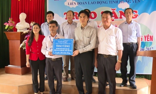 Công ty Takagi tặng 200 bộ bàn ghế cho học sinh Hưng Yên