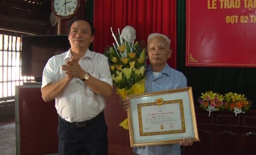 Trao huy hiệu 50, 70 năm tuổi Đảng tại Văn Lâm 