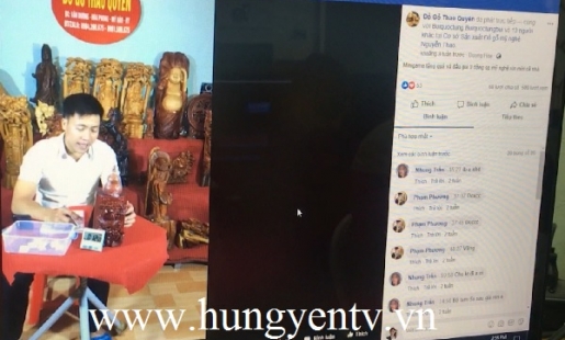 Nhiều hộ làm mộc ở Hòa Phong tích cực đưa hàng đi triển lãm và bán qua mạng xã hội