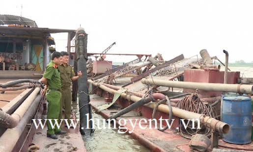 Bắt giữ 2 tàu khai thác cát trái phép trên sông Hồng ở Khoái Châu