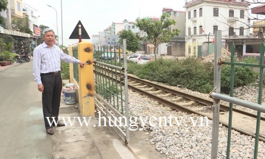 Văn Lâm: Một người dân tự ý phá dỡ tường rào ngăn cách đường sắt