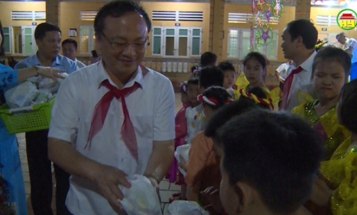 Bí thư Tỉnh ủy dự Tết Trung thu với trẻ em huyện Khoái Châu 