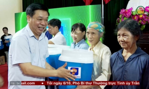 Trao quà hộ gia đình chính sách