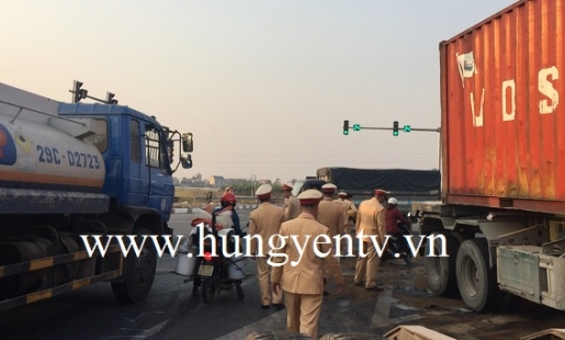2 xe container va chạm, dầu tràn ra đường nối 2 cao tốc