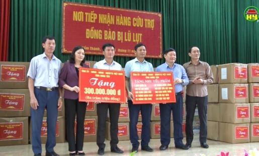Đoàn cán bộ của tỉnh thăm, tặng quà người dân  bị ảnh hưởng bởi lũ lụt tại tỉnh Hà Tĩnh