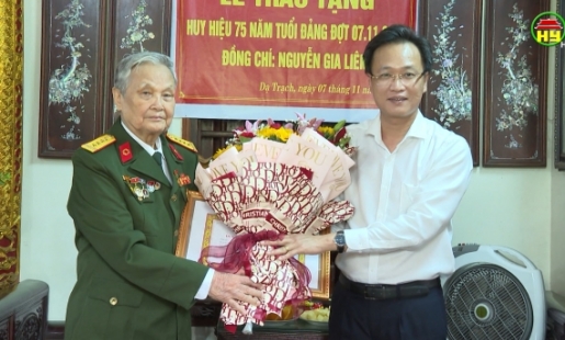 Bí thư Tỉnh uỷ trao Huy hiệu cho các đảng viên 75 năm tuổi đảng