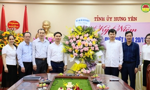 Đồng chí Phó Bí thư Thường trực Tỉnh ủy, Chủ tịch HĐND tỉnh Hưng Yên chúc mừng ngày nhà giáo Việt Nam 