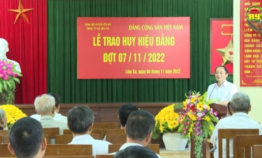Đồng chí Trần Quốc Văn- Phó Bí thư Tỉnh uỷ, Chủ tịch UBND tỉnh trao huy hiệu 75 năm tuổi Đảng tại huyện Văn Giang, huyện Yên Mỹ