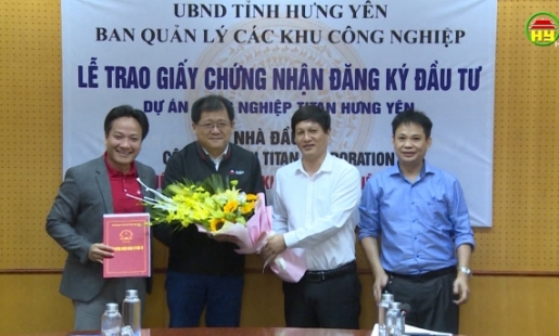 Trao giấy chứng nhận cho 2 chủ đầu tư