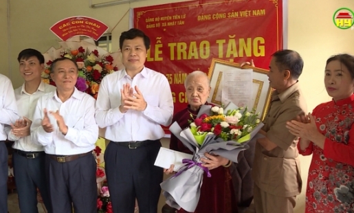 Trao Huy hiệu 75 năm tuổi Đảng cho các đảng viên