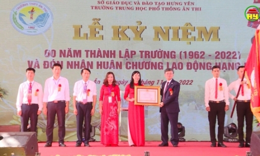Trường THPT Ân Thi nhận Huân chương Lao động hạng Nhì