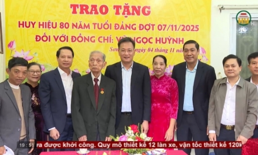 Bí thư Tỉnh ủy trao Huy hiệu 80 năm tuổi Đảng