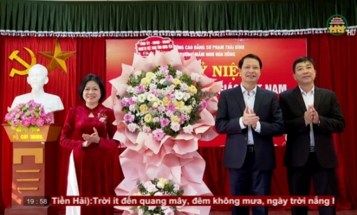 Các đồng chí lãnh đạo tỉnh chúc mừng các cán bộ, giáo viên tại các cơ sở giáo dục nhân ngày 20/11