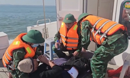 Cấp cứu một ngư dân tai nạn trên biển