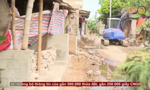 Nhân dân hiến đất làm đường giao thông