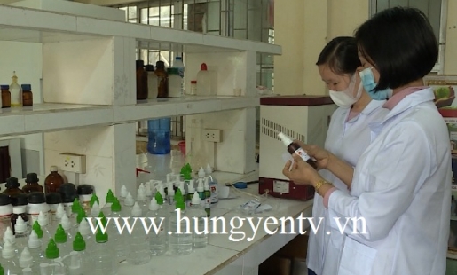 Trường Đại học SPKT Hưng Yên điều chế dung dịch rửa tay sát khuẩn cung cấp miễn phí