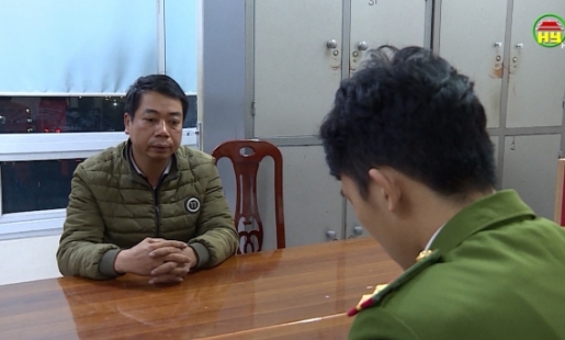 Bắt đối tượng bán thuốc lá lậu và vận chuyển trái phép pháo nổ 