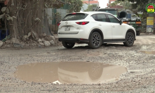 Đường ĐT 380 xuống cấp gây mất an toàn giao thông.