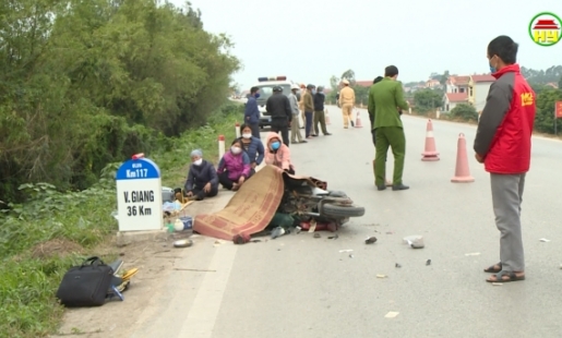 Đi xe đạp điện va vào ô tô dẫn đến tử vong.
